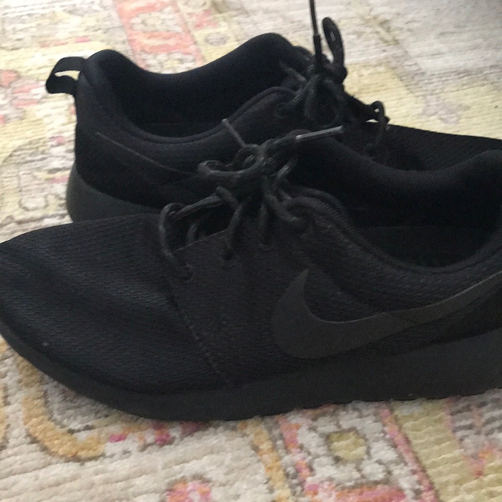 All black nike roshe